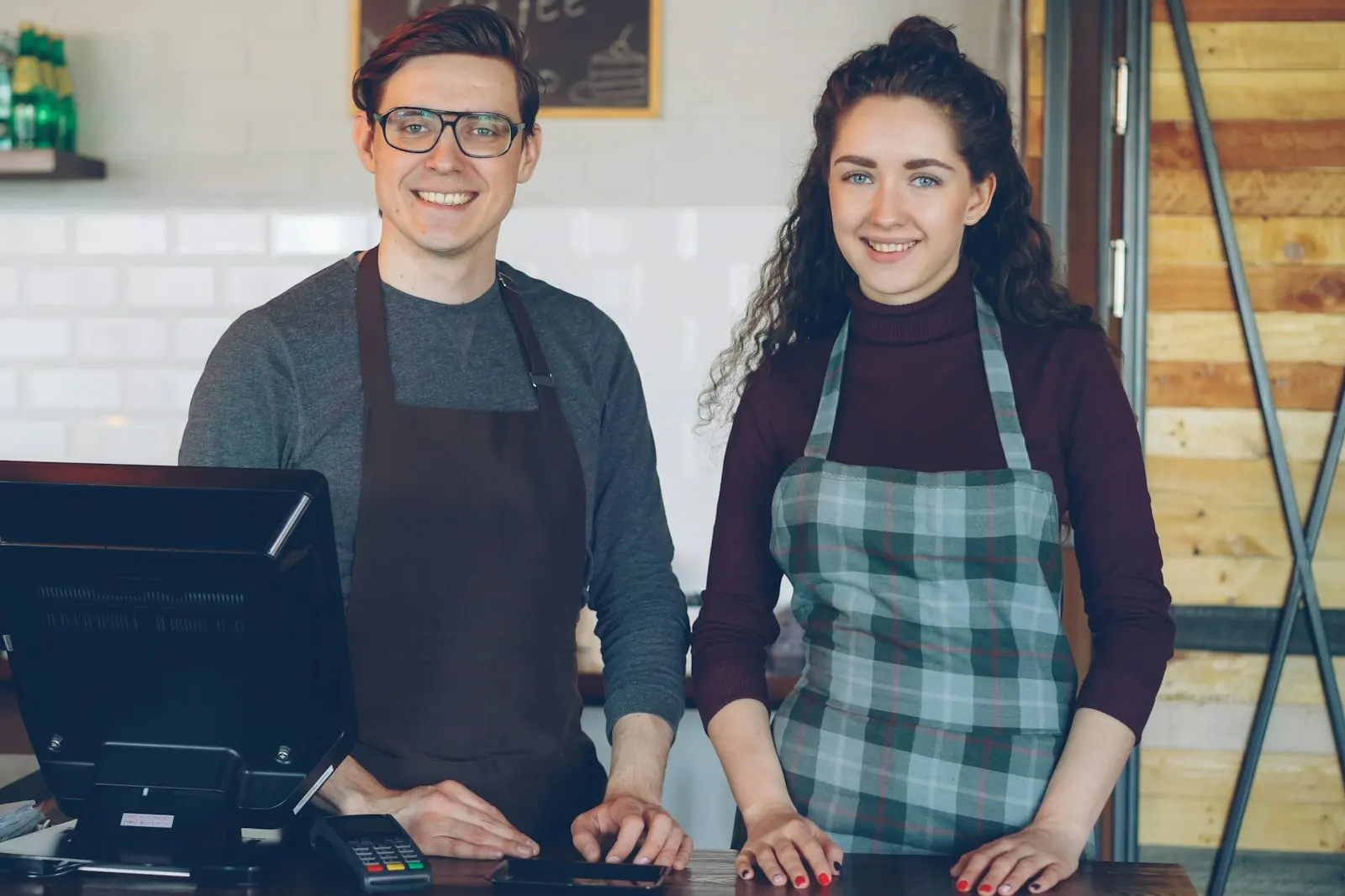 Twee ondernemers achter de toonbank van hun winkel