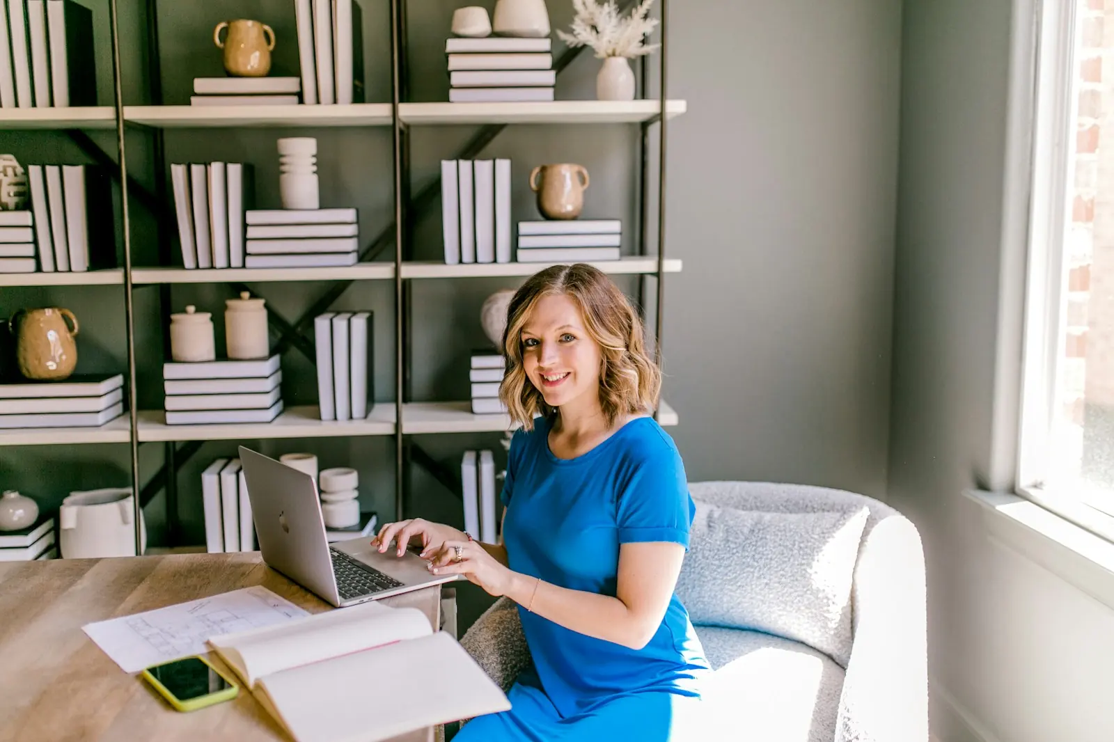 Ondernemer werkt aan haar administratie op de laptop